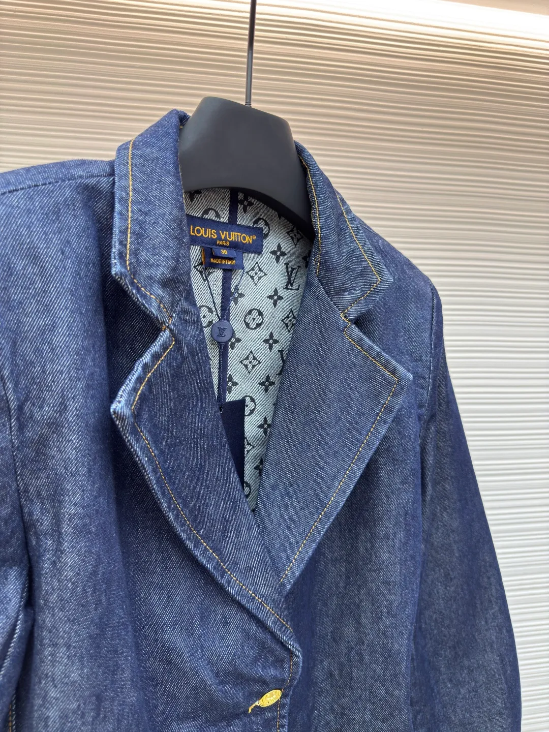 LOUIS VUITTON Dark blue logo cuffed denim jacket [Women's clothing] ●Authentic product: Purchased and developed by 18528 ●Item number: 1680635-B60 ●Fabric: Denim denim ●Technology: Made on positioning cutting machine ●Version: Fitted version ●Weight: about 860 grams ●Size: 36-38-40 ●Description: This mini shorts is cut with seasonal deep-washed denim to create a neat straight fit. Contrasting topstitching outlines the classic structural lines, and the cuffed trousers reveal the Monogram printed lining, upgrading your daily look. The overall wiring is straight and delicate, the fabric is comfortable and soft, and the color is consistent without color difference. It can be matched with the same style to create a fashionable look and control various occasions. Customized accessories, complete with three standards, same style for men and women!